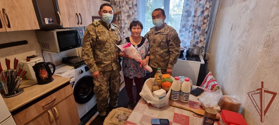 Бойцы тувинского СОБР Росгвардии оказали помощь семье погибшего боевого товарища